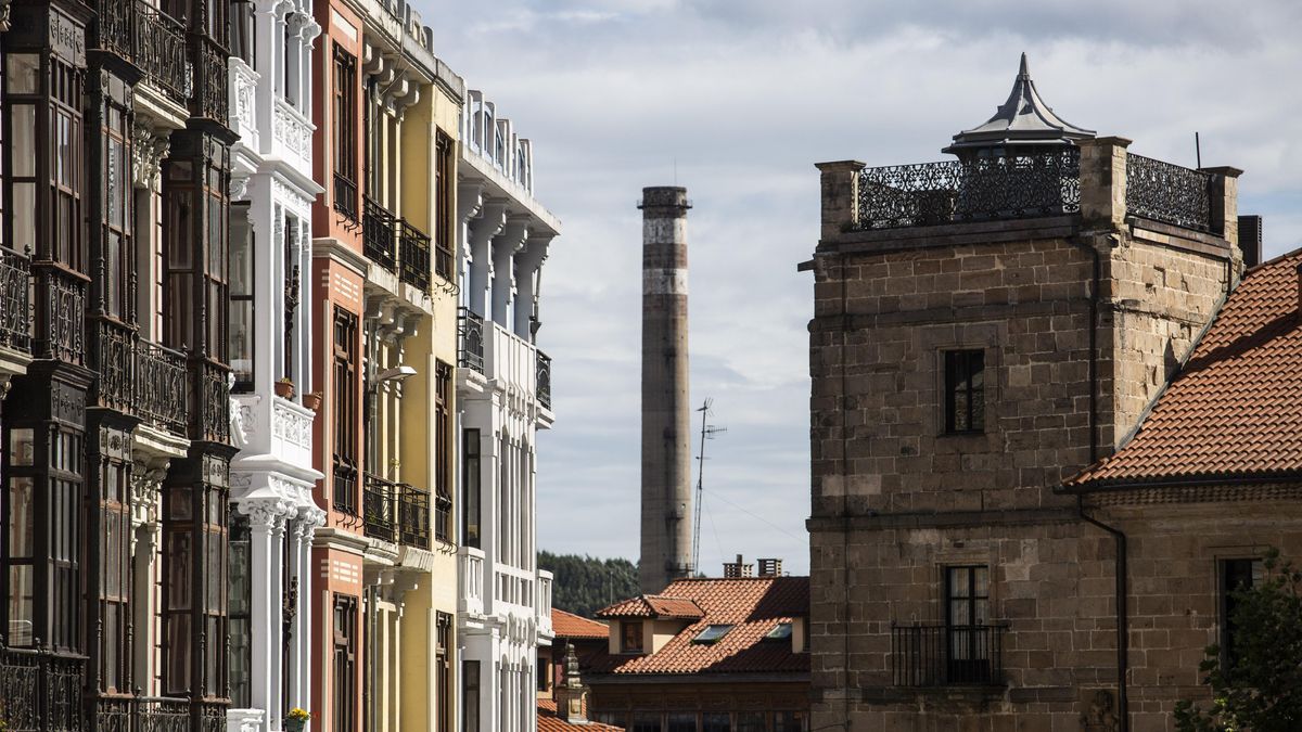 La antigua chimenea del sínter, vista desde la calle San Francisco de Avilés