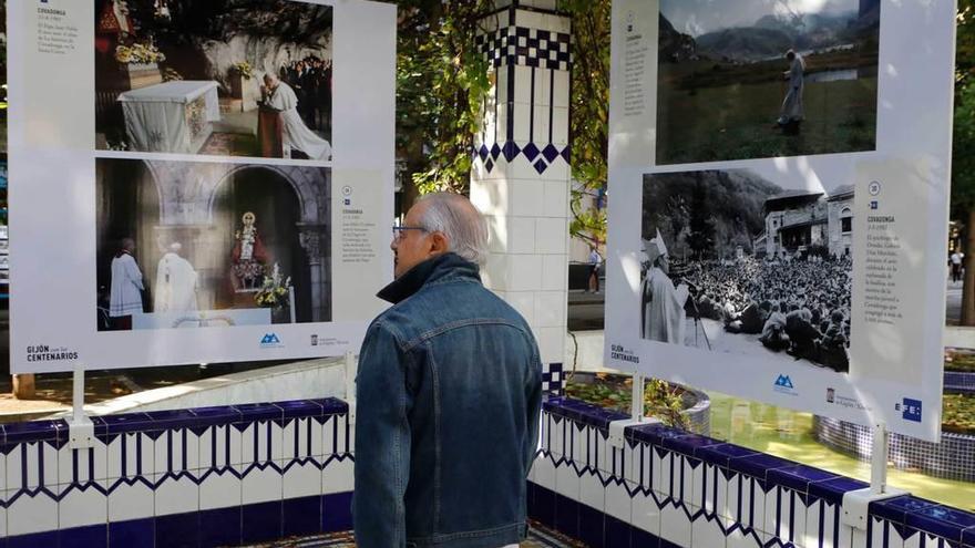 Un hombre observa las fotos de la visita de Juan Pablo II a Covadonga en el año 1989.