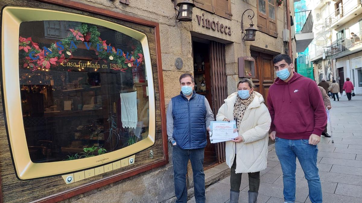 Yoya Blanco entregando el premio a Casa Verdún