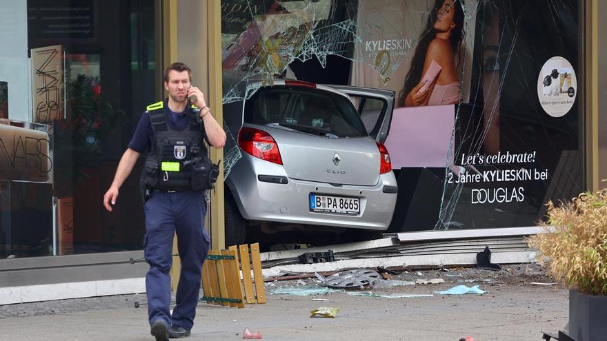 Un vehicle atropella una multitud a Berlín