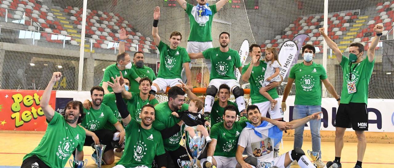 La plantilla del Liceo celebra el título de la Copa del Rey conquistada el año pasado en el Palacio de los Deportes de Riazor tras ganar en la final al Barcelona. |  // VÍCTOR ECHAVE