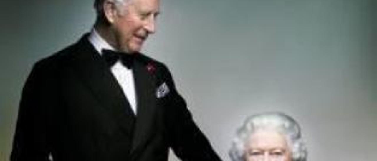 El príncipe Carlos posa con su madre, la reina Isabel, en el castillo de Windsor