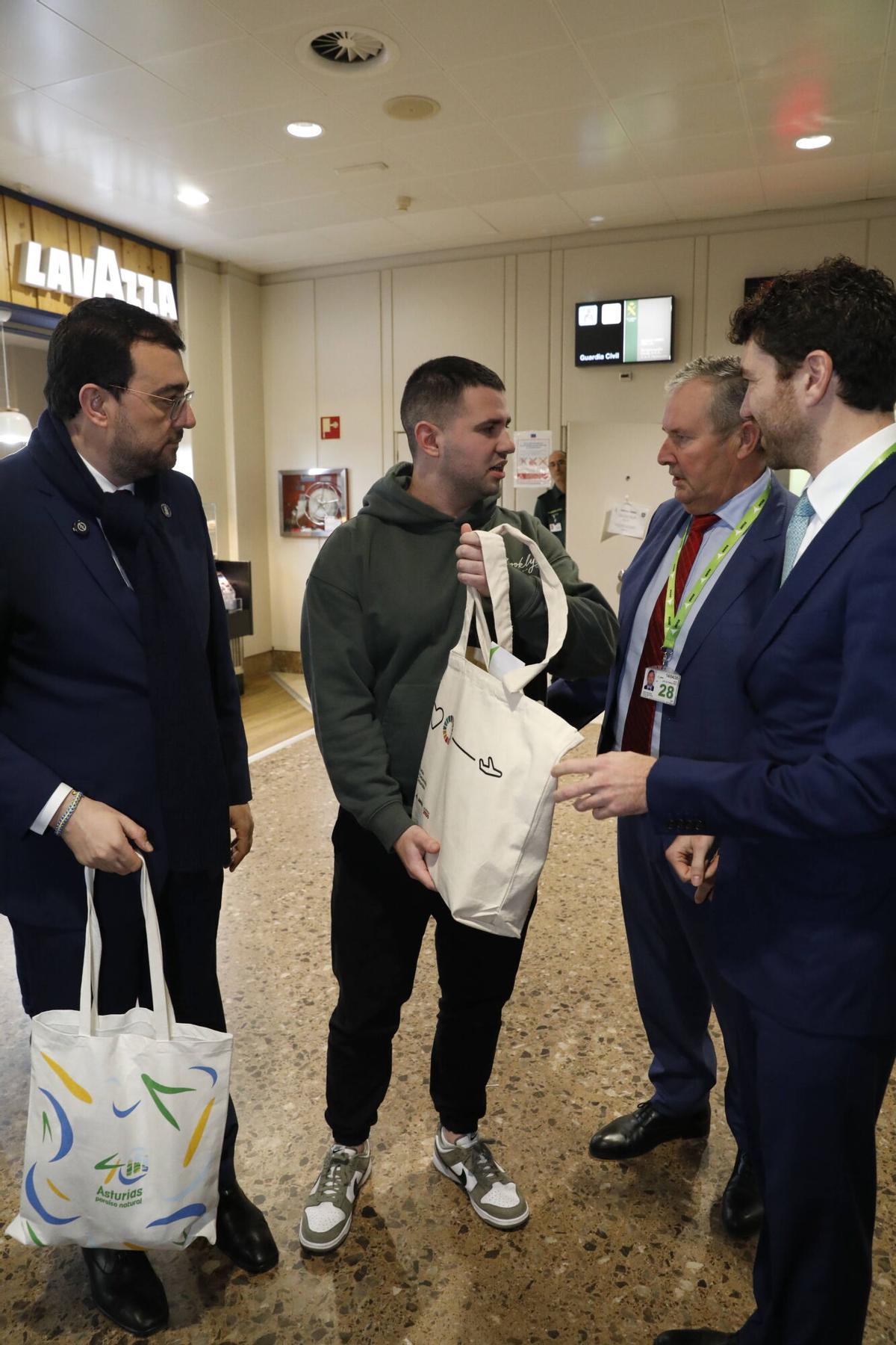 Así fue el recibimiento del pasajero dos millones en el aeropuerto de Asturias.