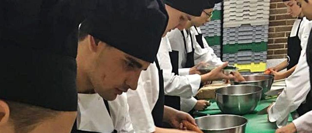 Alumnos de FP Dual en Cocina y Gastronomía en el IES Canastell.