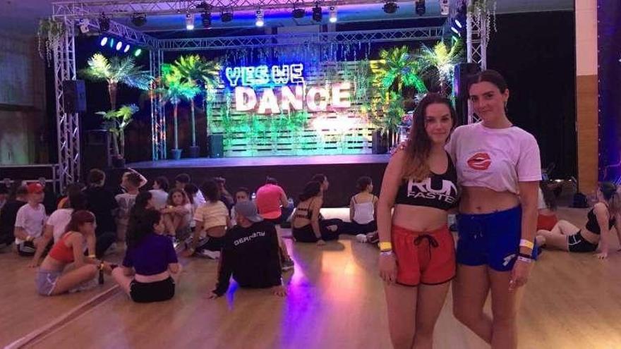 Yolanda Ogando y Marta Maceira durante una de las clases en el hotel Alcora de Sevilla.