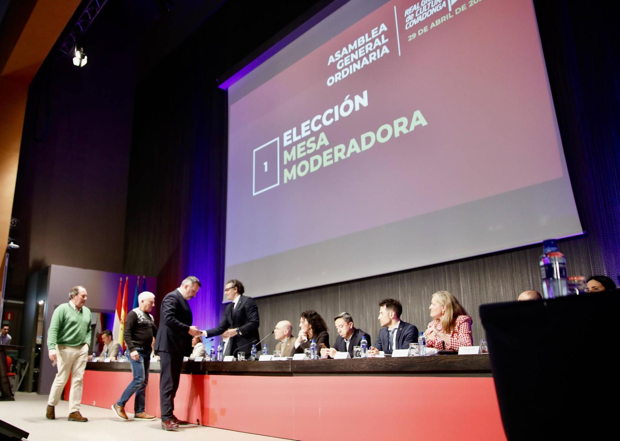 La primera asamblea de Joaquín Miranda como presidente del Grupo Covadonga, en imágenes