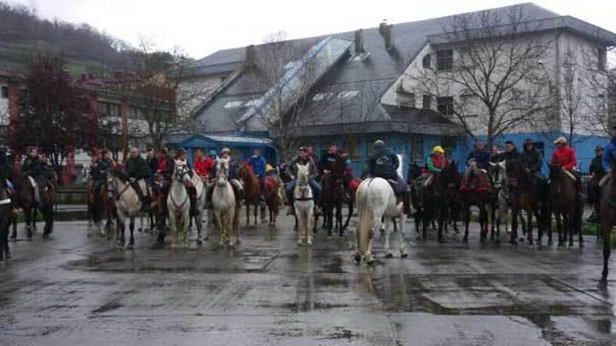 Varios de los participantes de la ruta a caballo por Aller.