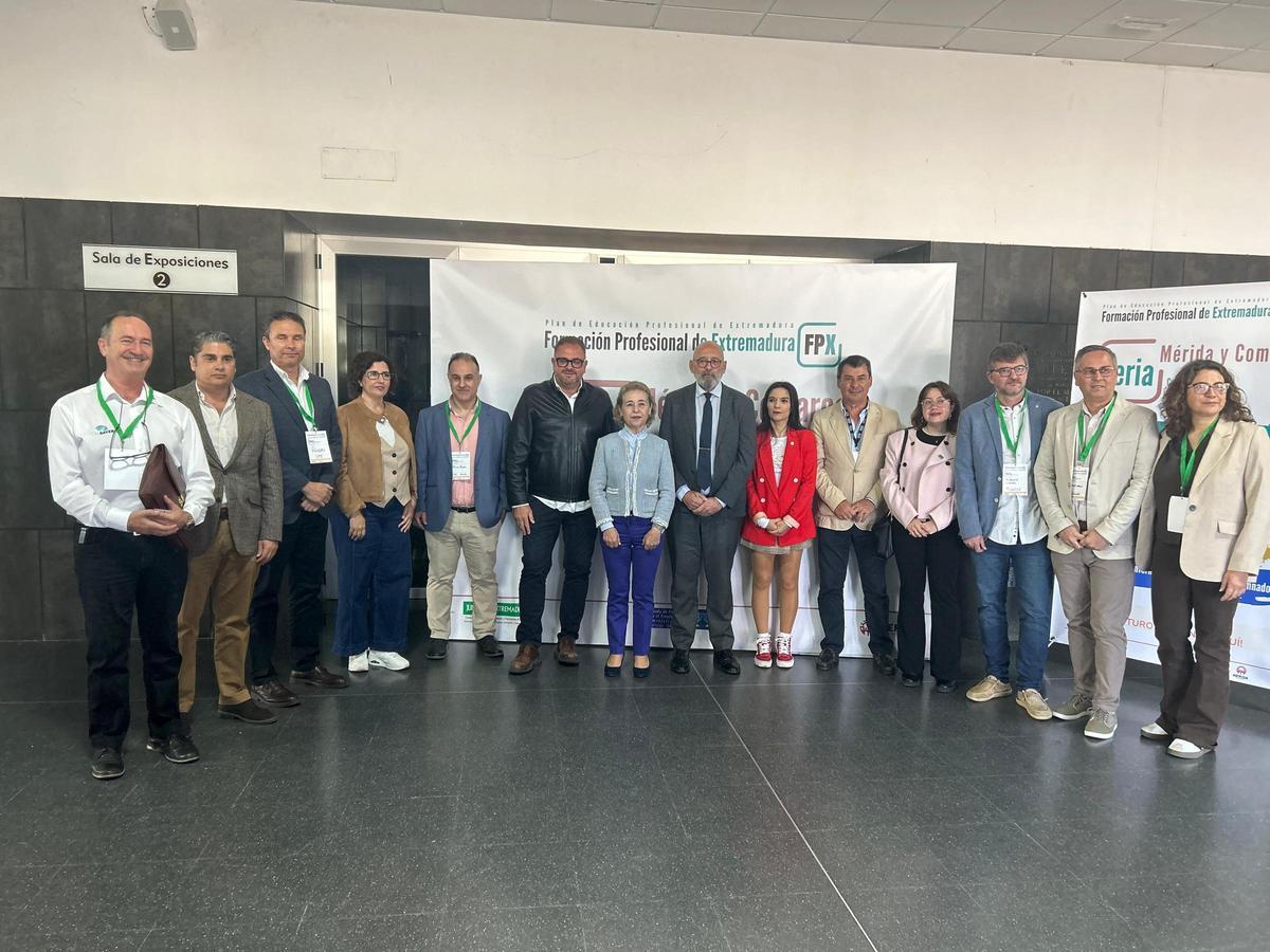 Foto de familia en la feria de Formación Profesional de Mérida