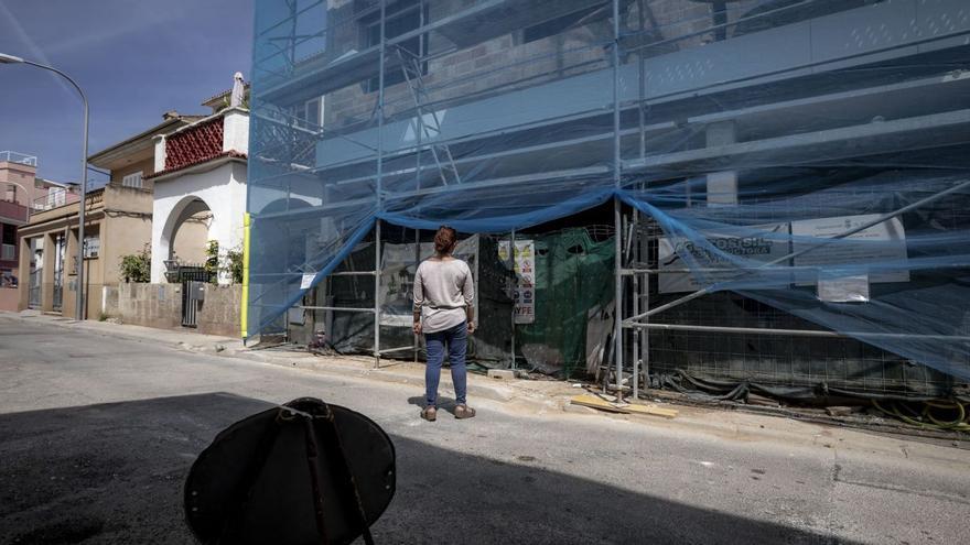Mari Carmen García frente a la puerta de acceso al conflictivo aparcamiento, tapada por las obras. | B.RAMON