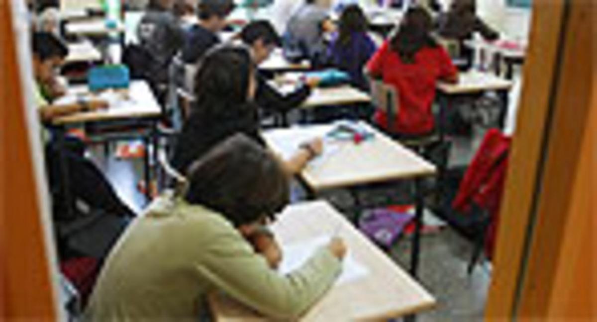 Diversos alumnes de primària fan una prova.