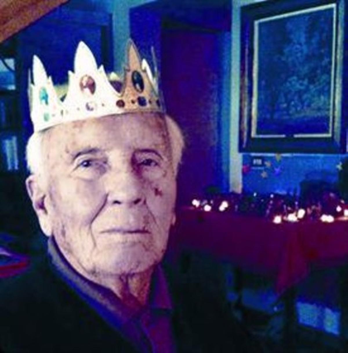 José Luis Milá Sagnier, l’últim dia de Reis, amb la corona del tortell. José Luis Milá Sagnier, l’últim dia de Reis, amb la corona del tortell.
