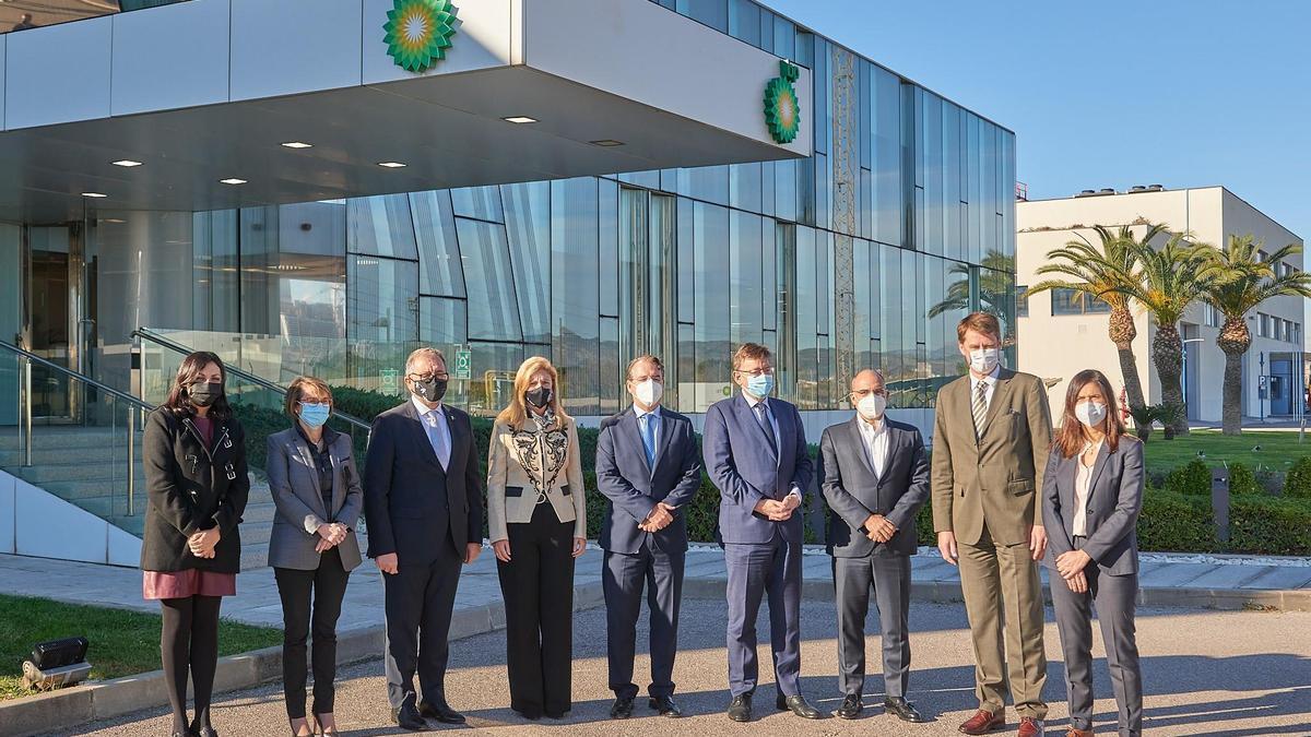 Representantes de bp y autoridades presentes en el acto conmemorativo del 30º aniversario de la refinería de bp en Castellón