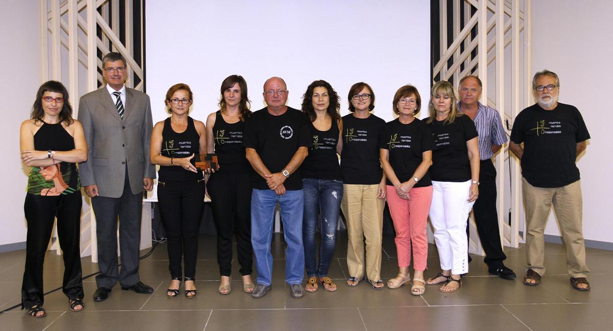 Entrega del premio Impoprtante del periodico Levante-EMV a la Asociacion de victimas del accidente del metro del 3 de julio por el director adjunto, Bernat Clarí.