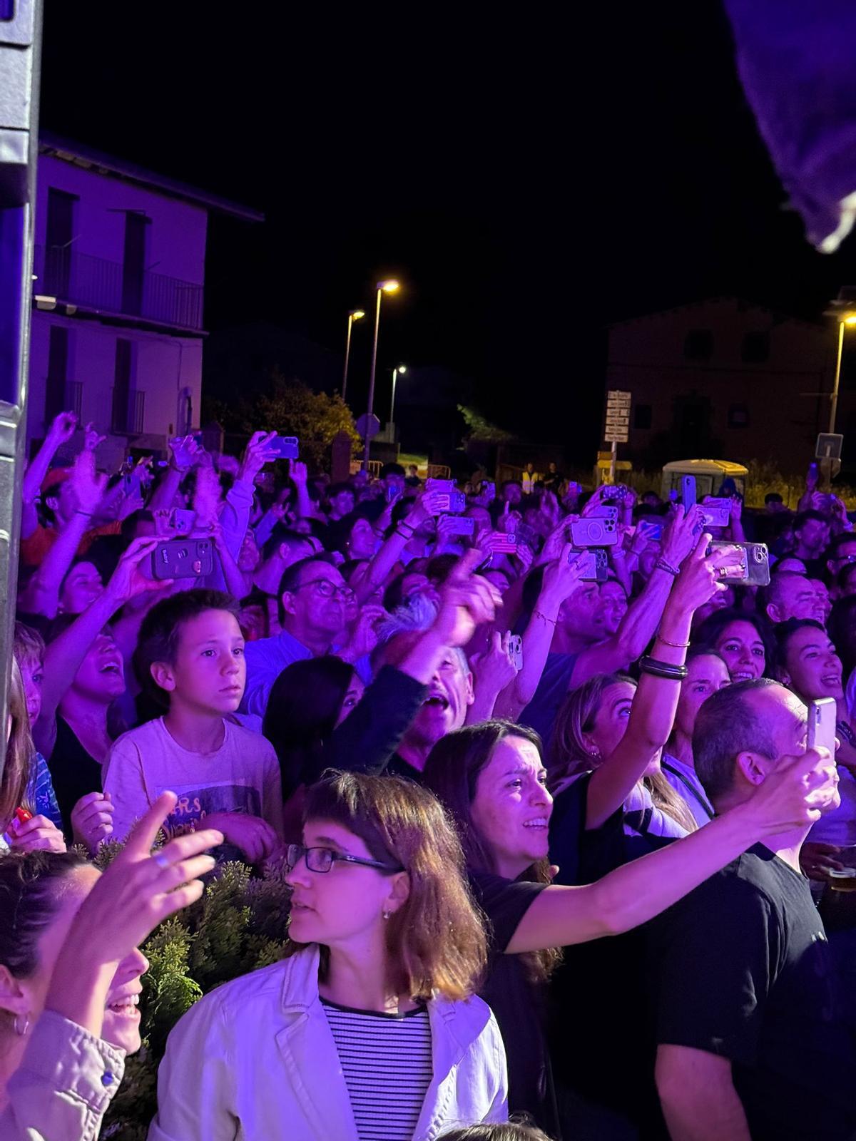 El públic segueix un dels concerts de la tarda solidària a la plaça Major de les Preses