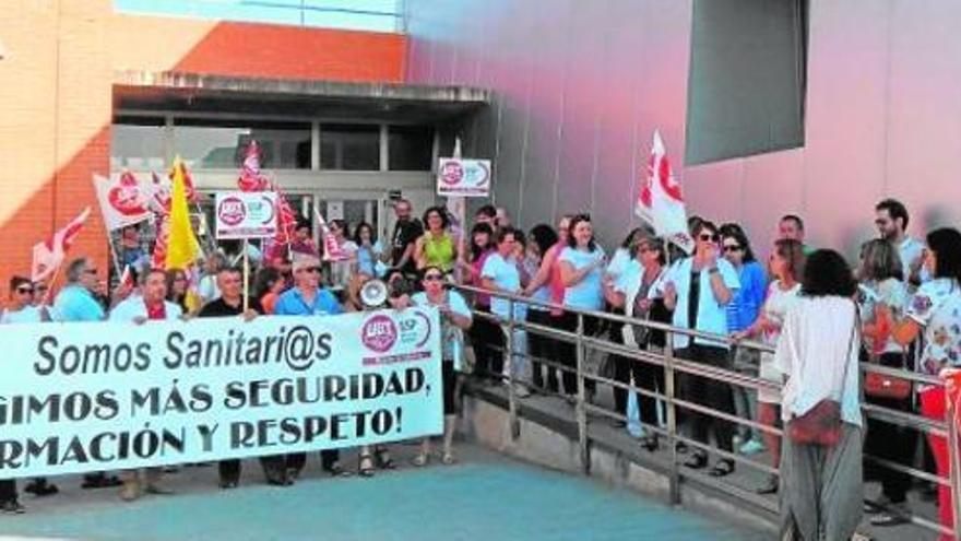 Protesta de trabajadores del Hospital Psiquiátrico, que piden un plan contra agresiones.