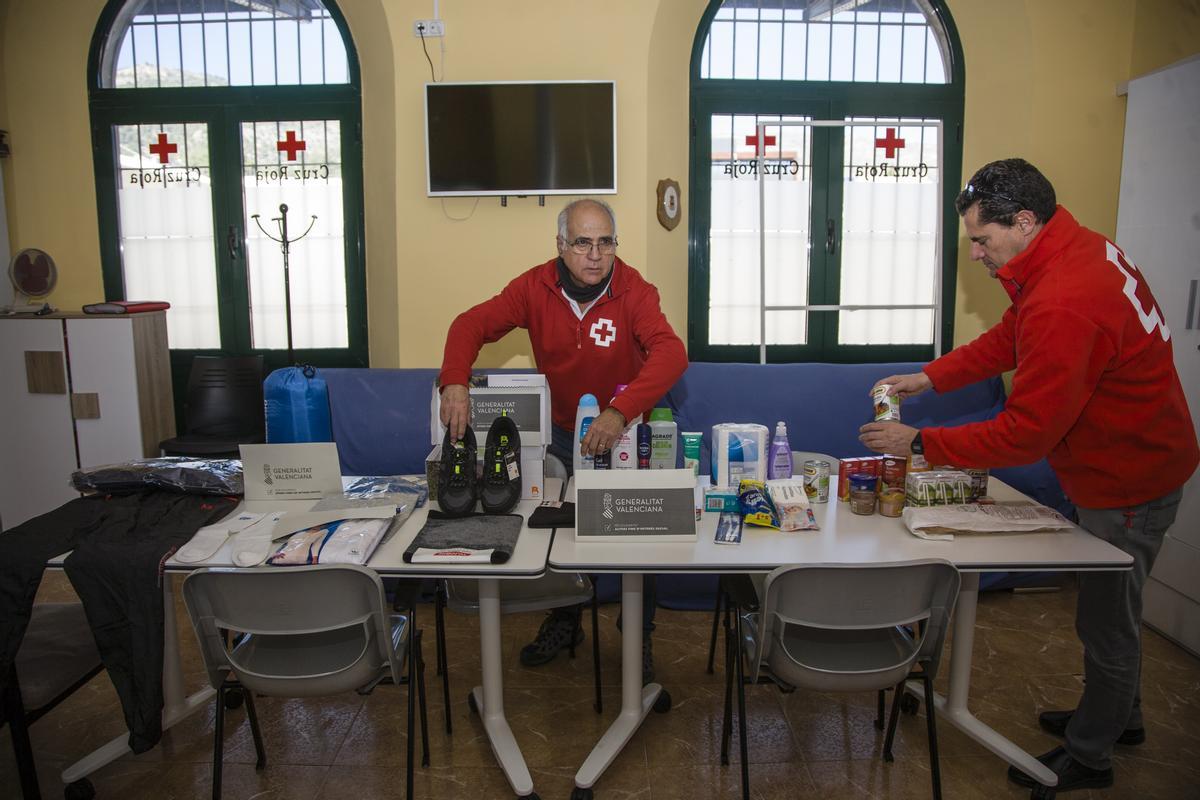 Voluntarios de Cruz Roja preparan los kits de comida, higiene y ropa en Alcoy.