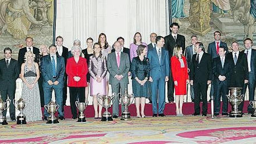 Los galardonados posan con los Reyes de España y los Príncipes de Asturias.