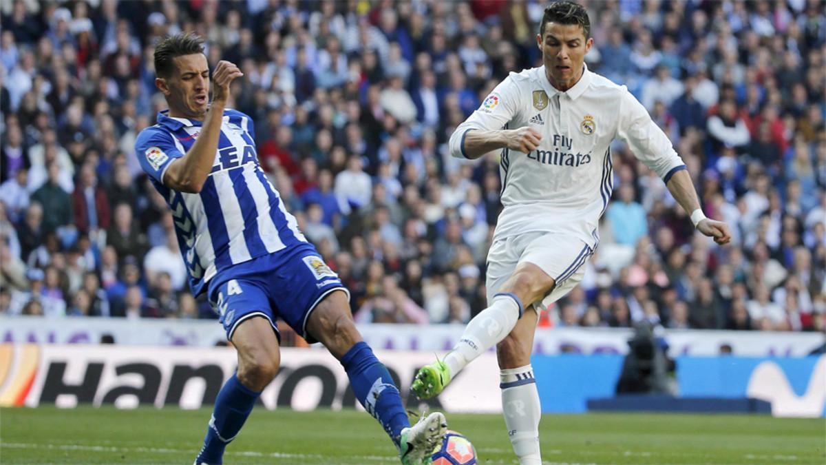 Feddal y Cristiano Ronaldo durante el Alavés-Real Madrid de la Liga 2016/17