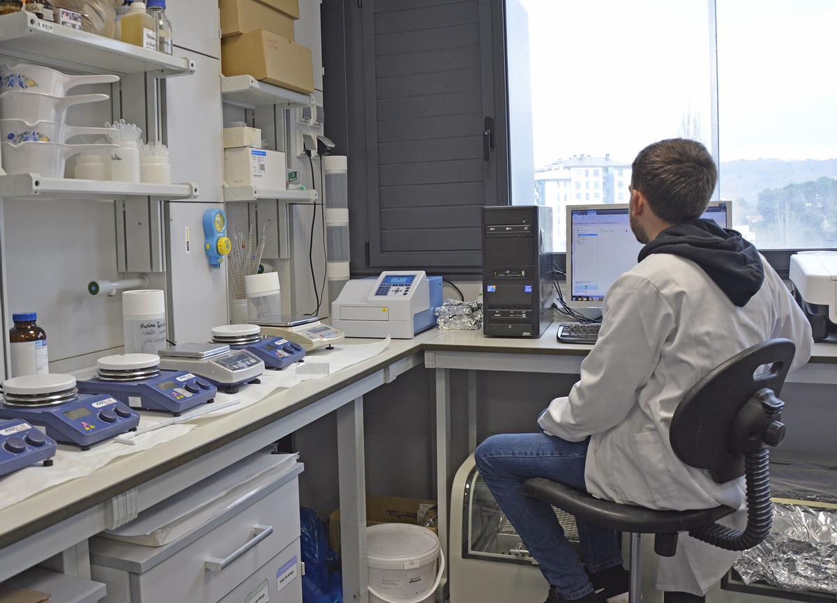 Un investigador en un campus universitario