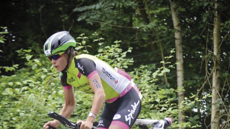 Saleta Castro, durante la carrera en bicicleta. // FdV