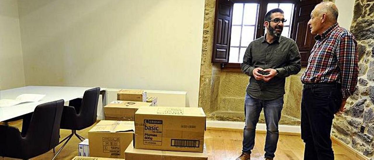 Vilariño y Antonio Presas en Liñares con el material de Hilgen todavía embalado en cajas procedentes de Fontao. |   // BERNABÉ/JAVIER LALÍN