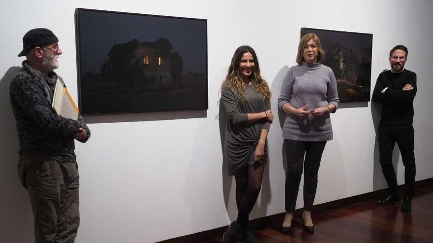 Xosé Lois, Eva Díez (2e), Marité Cores e Víctor Neves (1d), onte, na exposición. // FdV