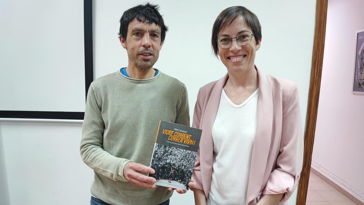 Tòfol Castanyer y Mercè Valero, en la presentación del libro &#039;Viure corrent, correr vivint&#039;