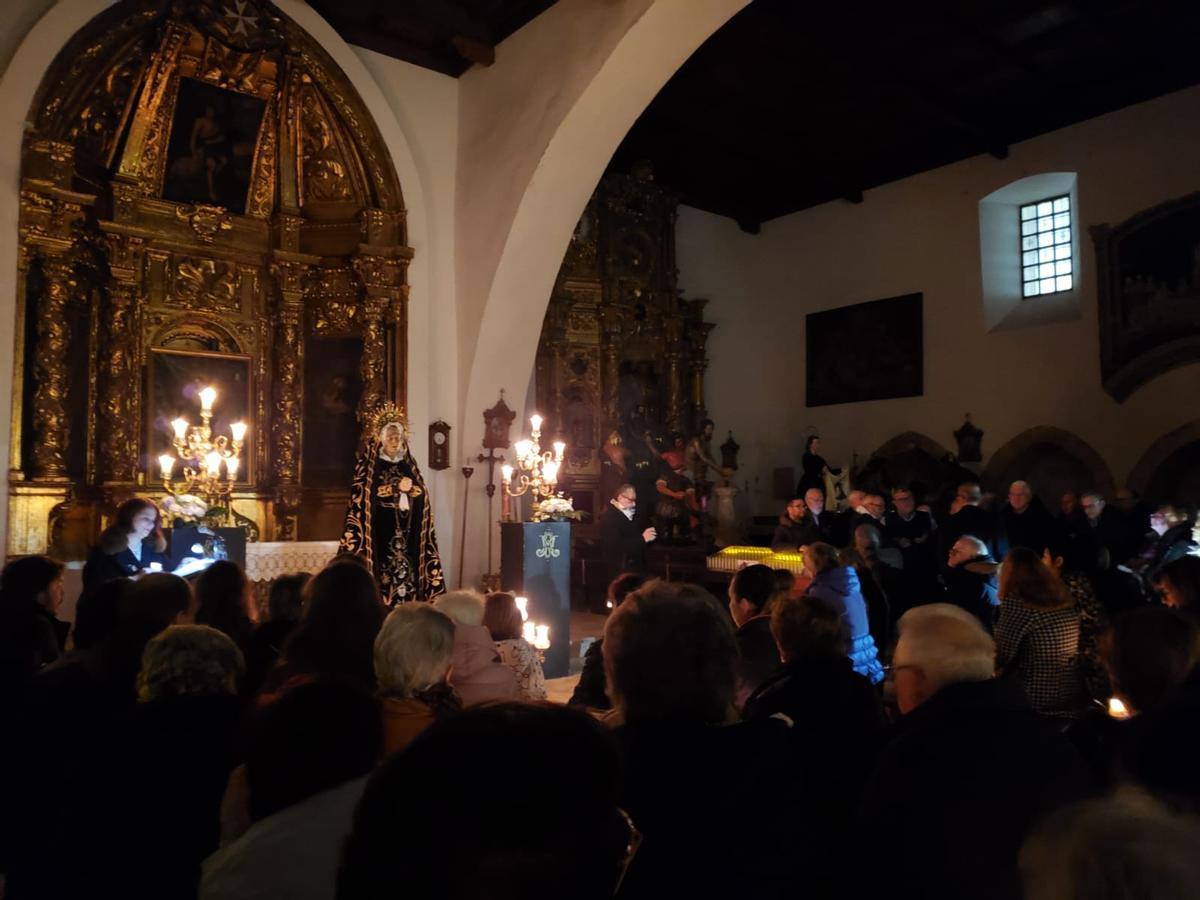 GALERÍA | Besamanos a la Virgen de la Soledad de Toro en la iglesia de Santa Catalina