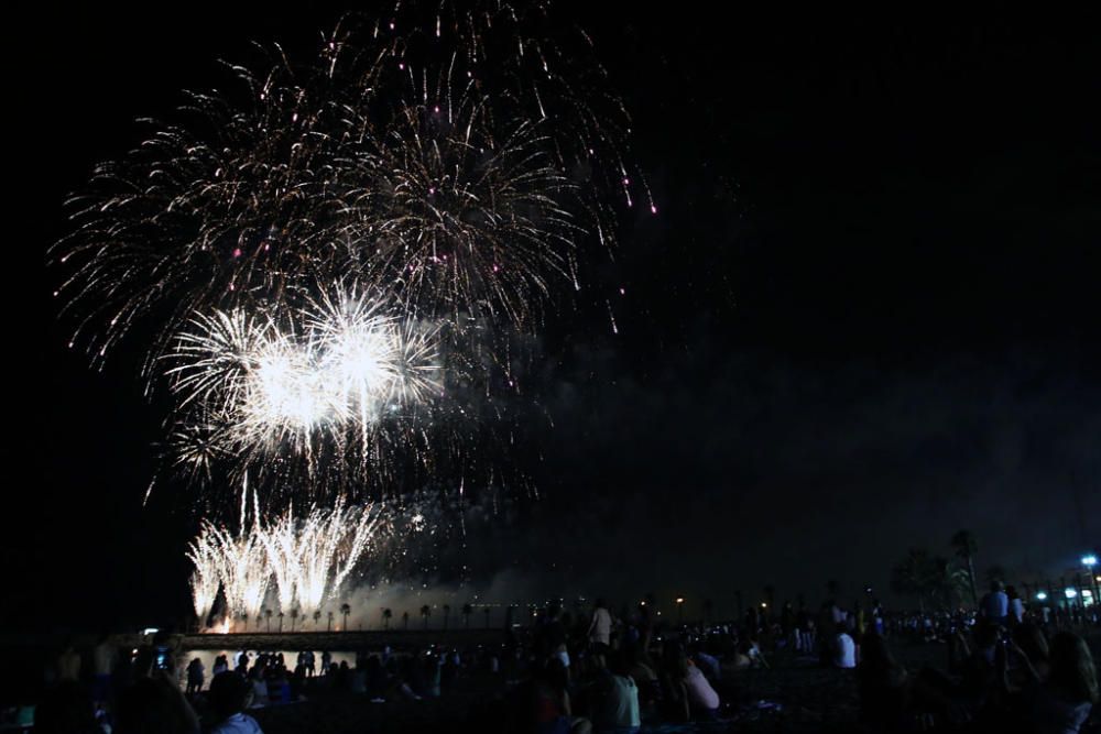 Como es tradición, el espectáculo pirotécnico da paso a días de fiesta en Málaga. Y como cada año, cientos de jóvenes siguieron los fuegos desde la playa de La Malagueta