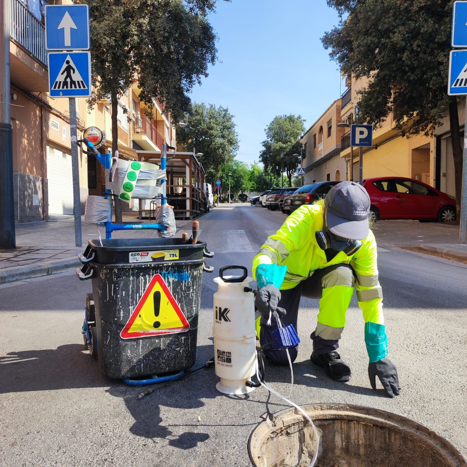 Labores intensivas de tratamientos urbanos de desinfección en la red de alcantarillado de Paterna.