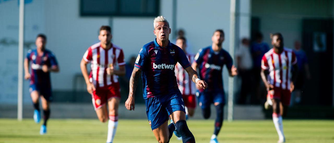 Sergio León corre a por una pelota durante el encuentro frente al Almería.