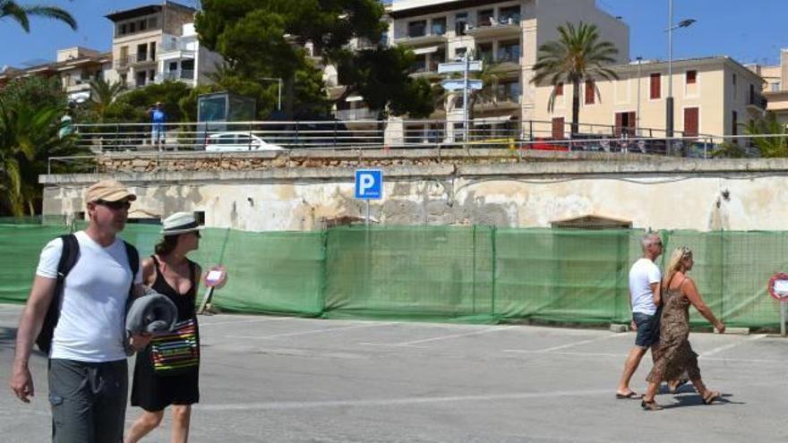 Minister Pons bei der Ortsbegehung in Porto Cristo.