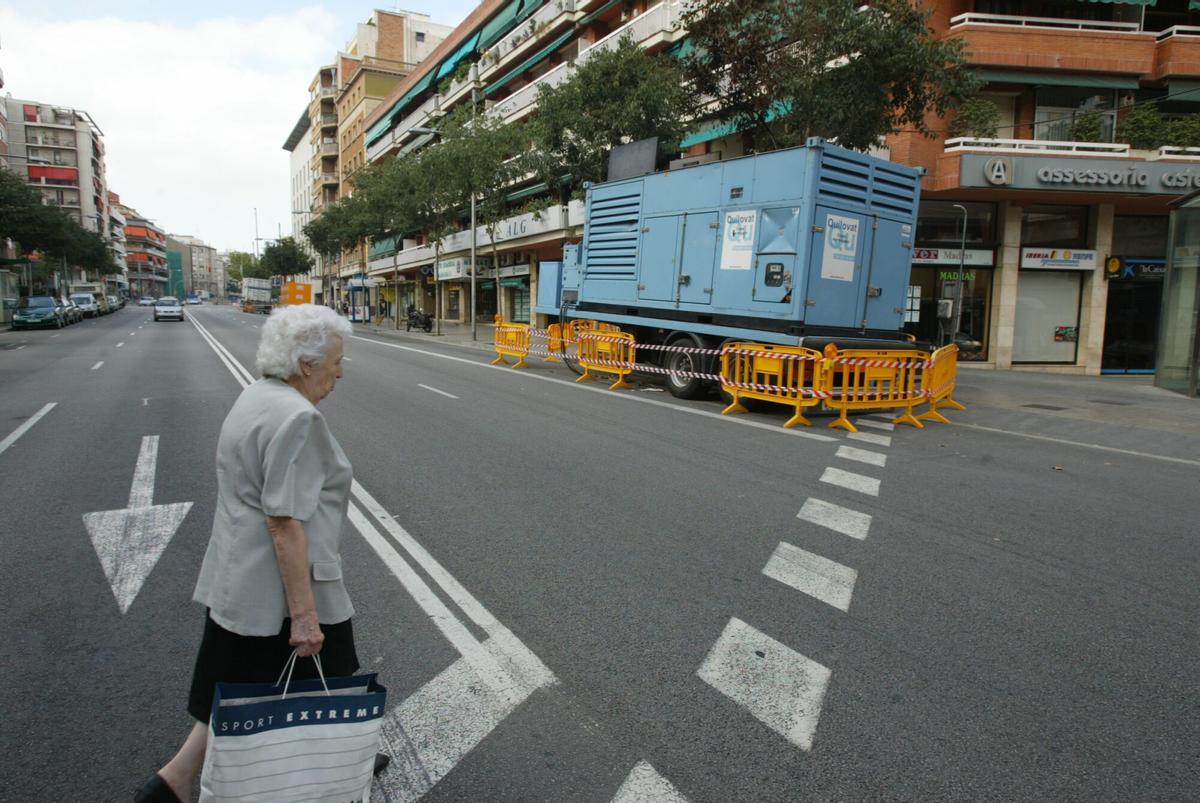 Barcelona 15/08/2007 Uno de los 30 últimos generadores que queda por desconectar a medida que se va arreglando la red que quedo dañada por el apagon. Este se encuentra en el 26 del Paseo de Maragall Foto : Alvaro Monge. ELECTRICIDAD , APAGONES , CORTE SUMINISTRO ELECTRICO , APAGON FECSA ENDESA BARCELONA ( BCN , 23/07/2007 ) , REPERCUSIONES , GENERADORES ELECTRICOS , CALLES , PASEO MARAGALL _ PUBLICADA EPC 16/08/2007 P 23 _ GENERAL, PLANO