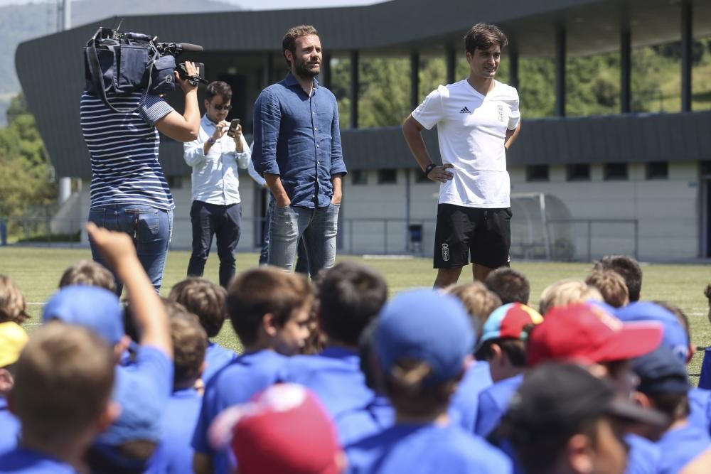 Visita de Mata al campus del Real Oviedo