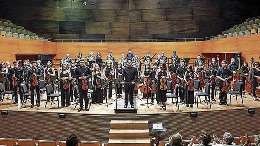 Los mÃºsicos que forman parte de la asociaciÃ³n ofrecieron ayer un concierto en el Conservatori.