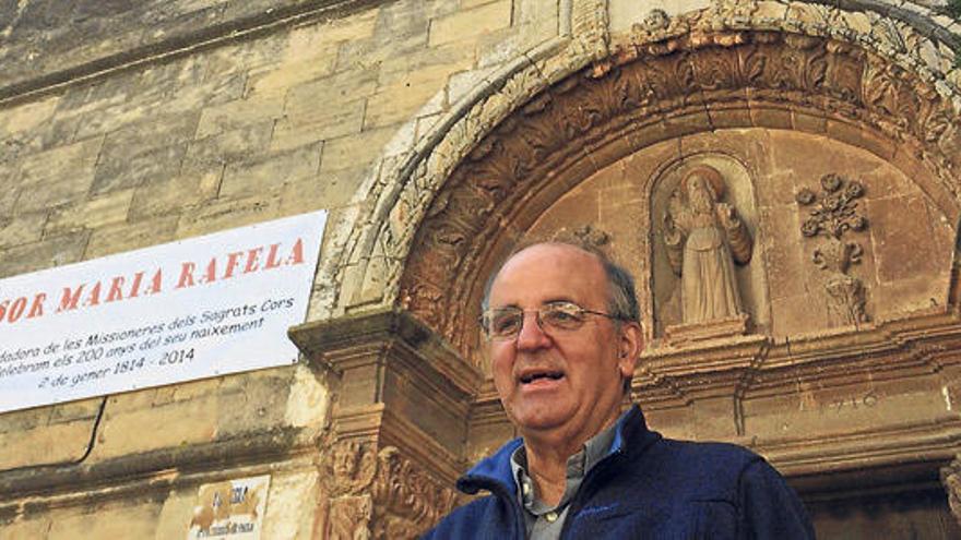 El rector, Francesc Munar, ante el convento cerrado al culto.