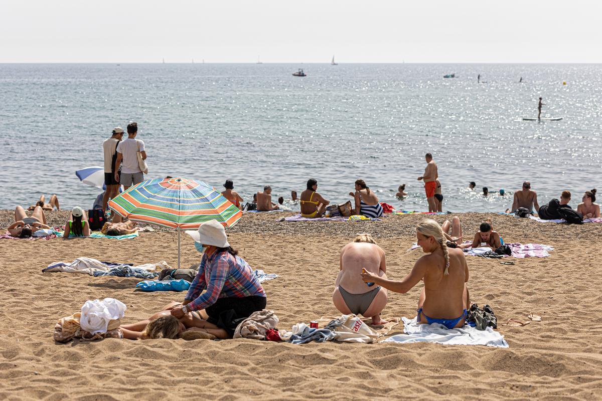 Turistas en la Barceloneta en julio de 2021.