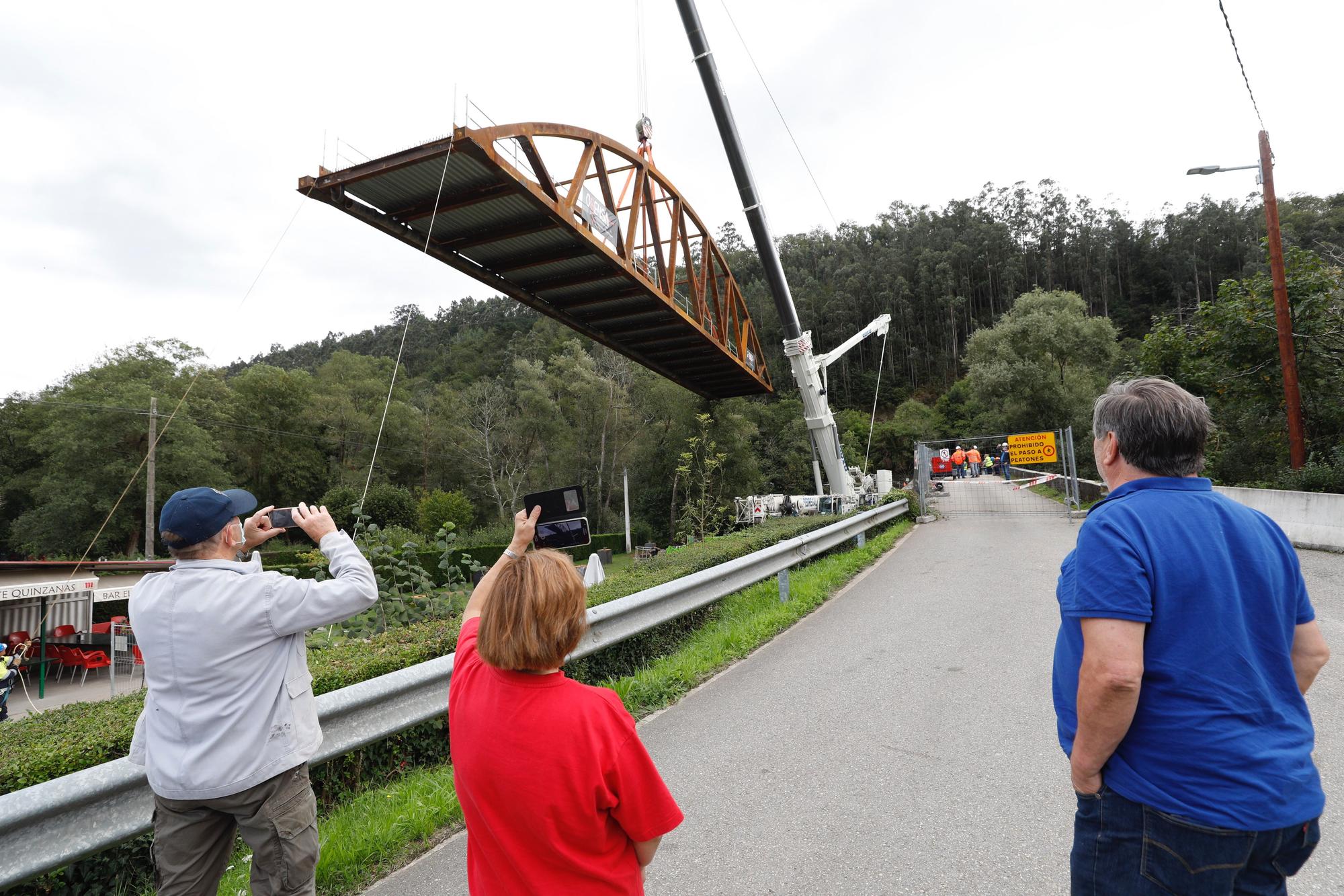 Así fue la instalación del nuevo puente de Quinzanas (Pravia)