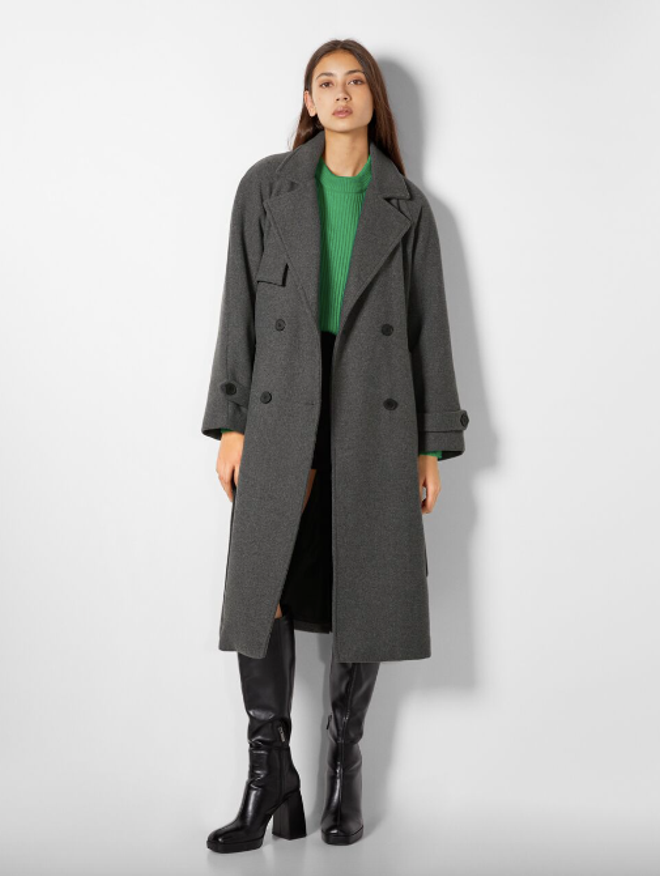 Abrigo gris tipo trench de Bershka (59,99 €)