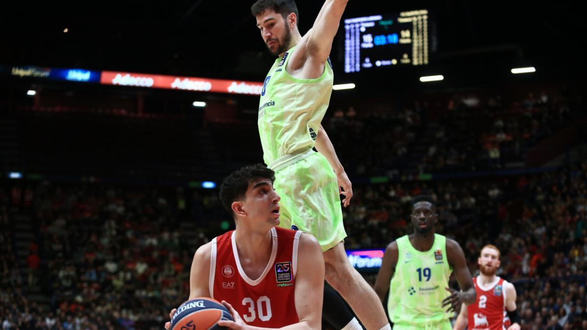Brizuela defendiendo una acción ante Olimpia Milano