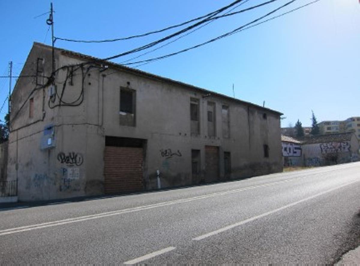 Uno de los edificios de La Farinera, junto a la carretera, en la Font de la Figuera.