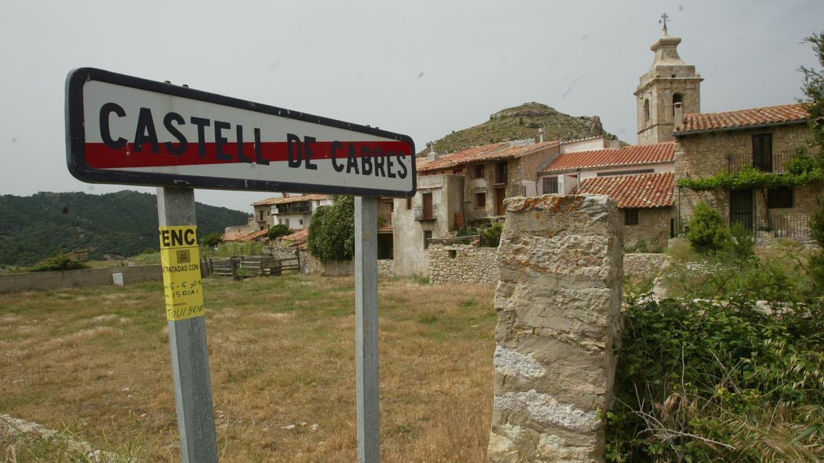 Con 20 habitantes según el último censo, Castell de Cabres, en la provincia de Castellón, es el municipio menos poblado de la Comunitat Valenciana.