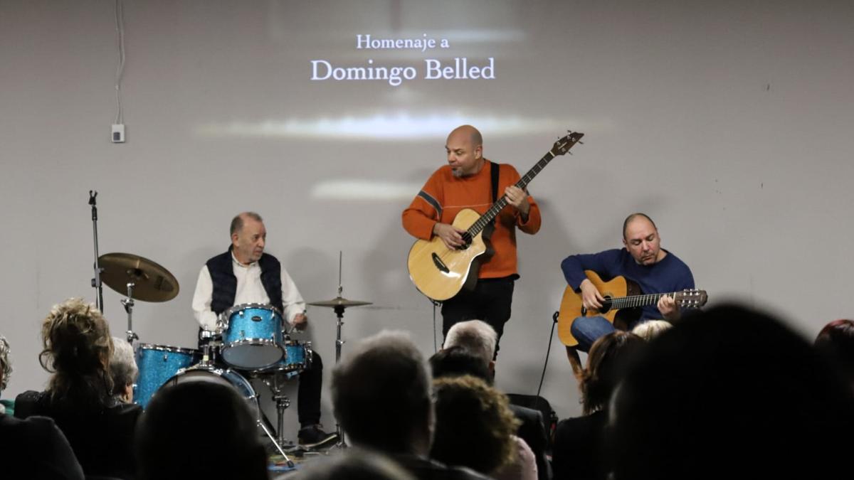 El baterista Javier Carasusán acompaña a los hijos de Domingo Belled, Rico y Manuel, este sábado, en la Agrupación Artística Aragonesa