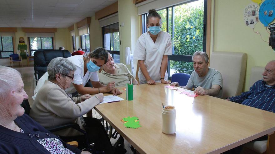 Varios usuarios de una residencia para mayores en Carballeda de Avia. |   // I. OSORIO