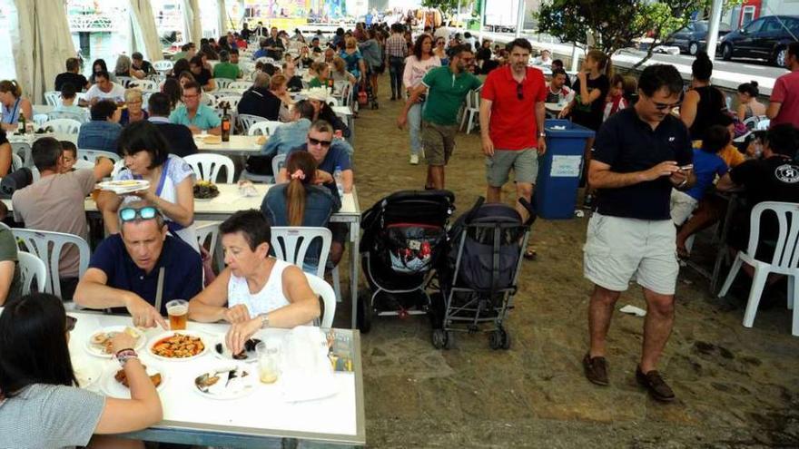 El paseo de O Cantiño isleño volvió a llenarse de comensales en la jornada de ayer. // Iñaki Abella