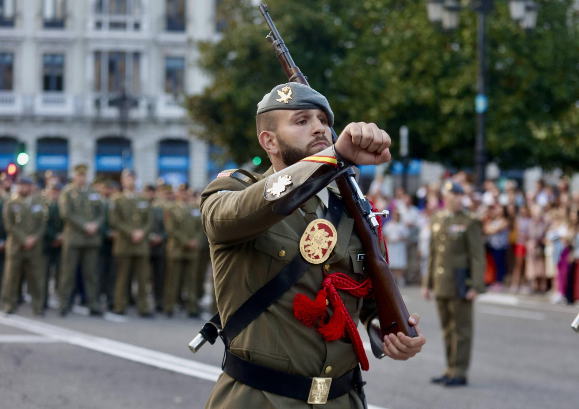 EN IMÁGENES: Así fue el izado de la bandera de España en la plaza de la Escandalera de Oviedo