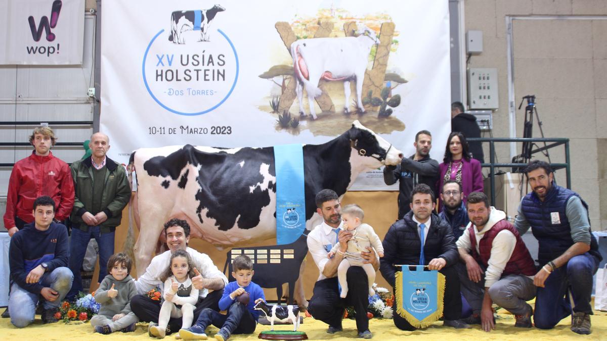 La familia Vistahermosa posa junto a la vaca ganadora del certamen.