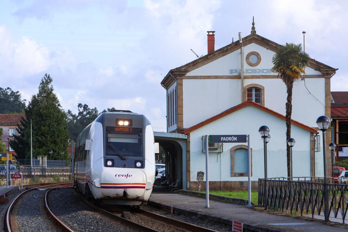 Un tren circula en la línea del Eje Atlántico.