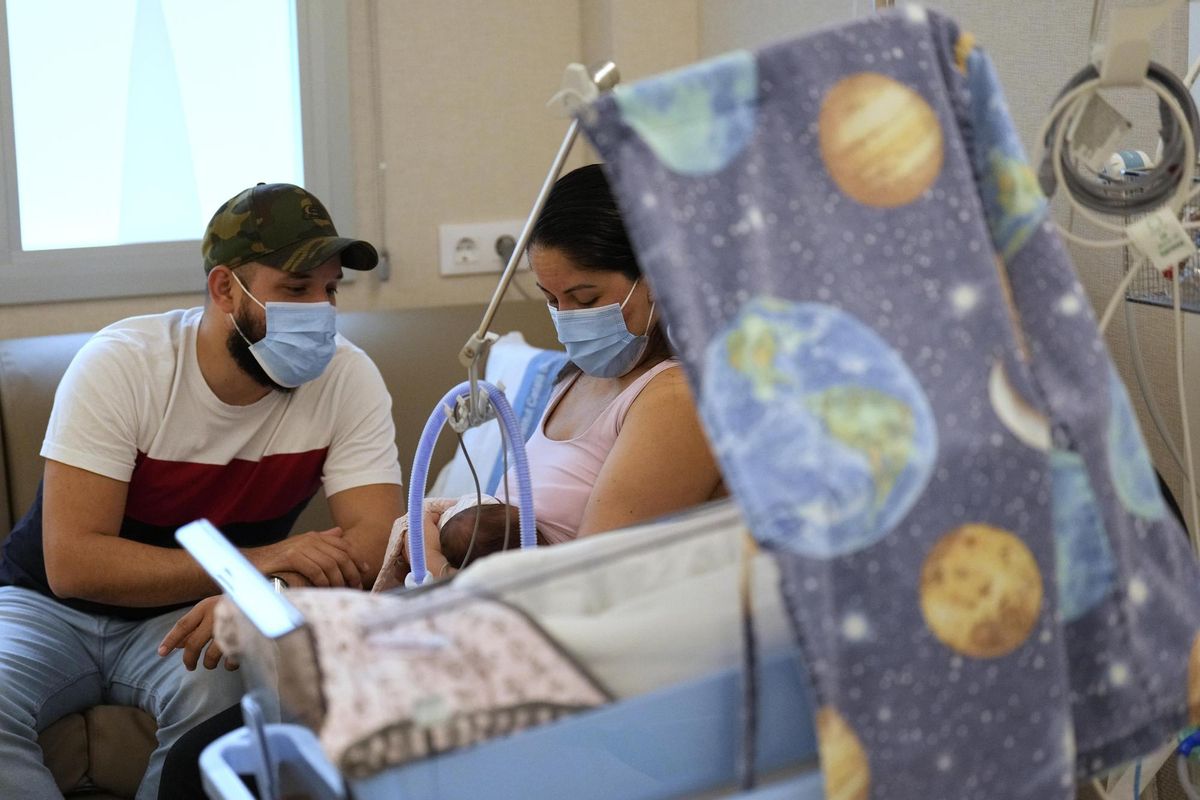 Unos padres junto a su bebé en una de las doce habitaciones para familias con bebés prematuros o patologías crónicas y complejas ingresados que forman el nuevo espacio familiar de Neonatología