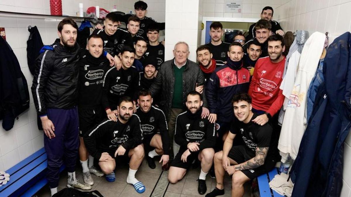 Juntos en el vestuario del Estradense.